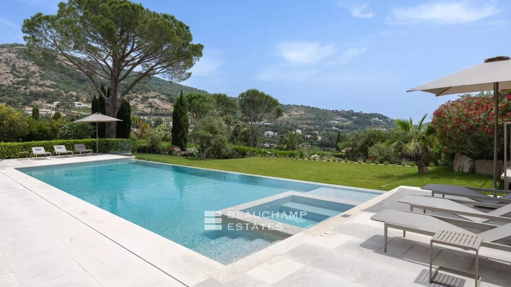 ew property overlooking the Bay of Saint-Tropez, in the heart of the Beauvallon estate