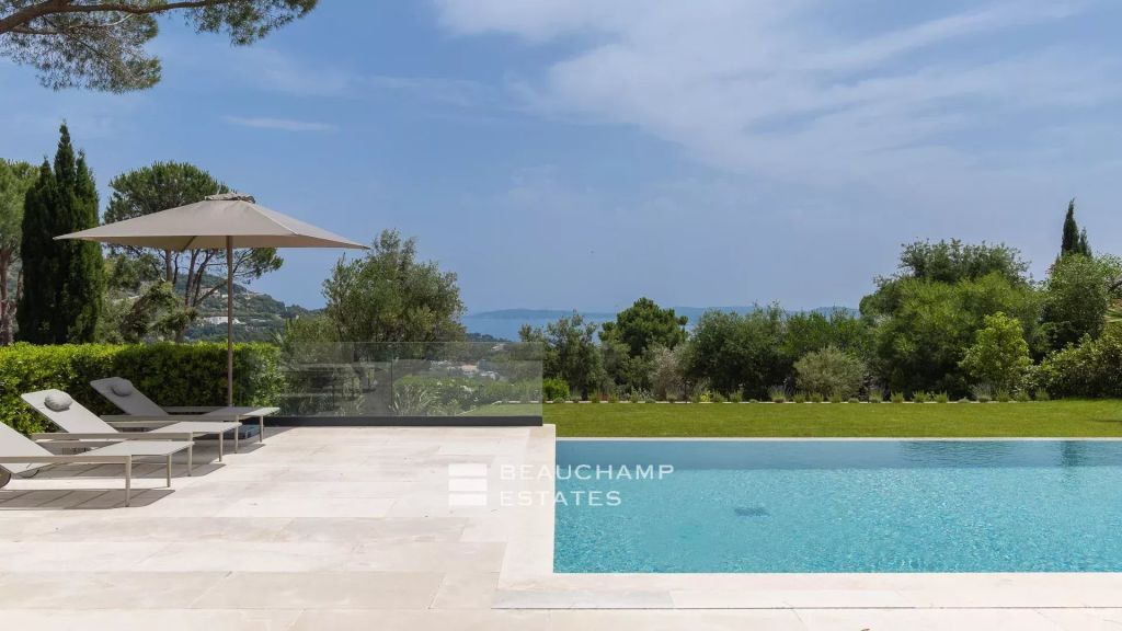 ew property overlooking the Bay of Saint-Tropez, in the heart of the Beauvallon estate