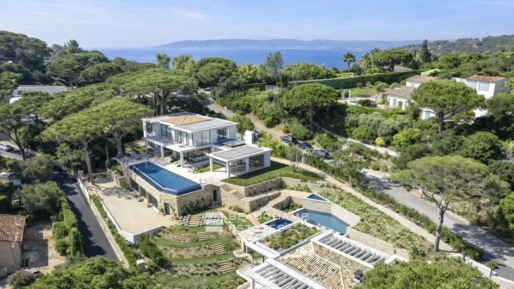 Exceptional contemporary property in the heart of a private domain