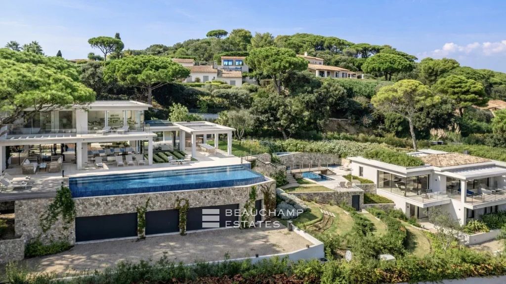 Exceptional contemporary property in the heart of a private domain