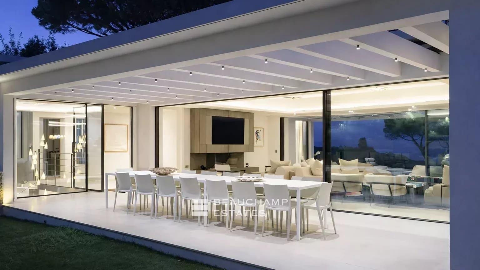 Exceptional contemporary property in the heart of a private domain Exceptional contemporary property in the heart of a private domain