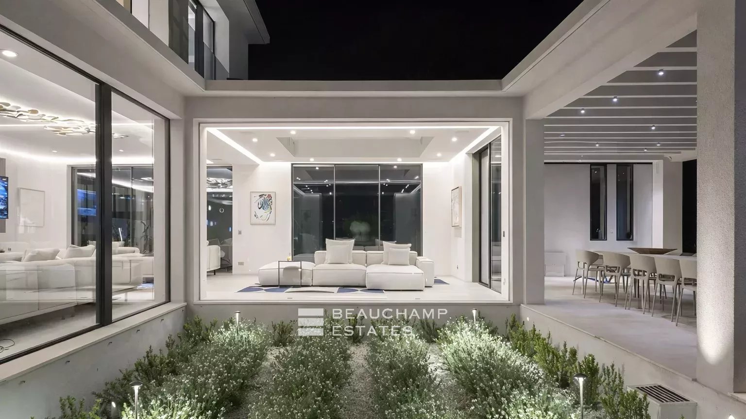 Exceptional contemporary property in the heart of a private domain Exceptional contemporary property in the heart of a private domain