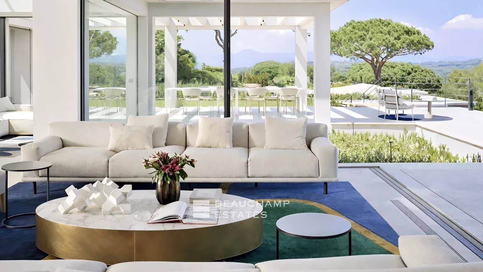 Exceptional contemporary property in the heart of a private domain Exceptional contemporary property in the heart of a private domain