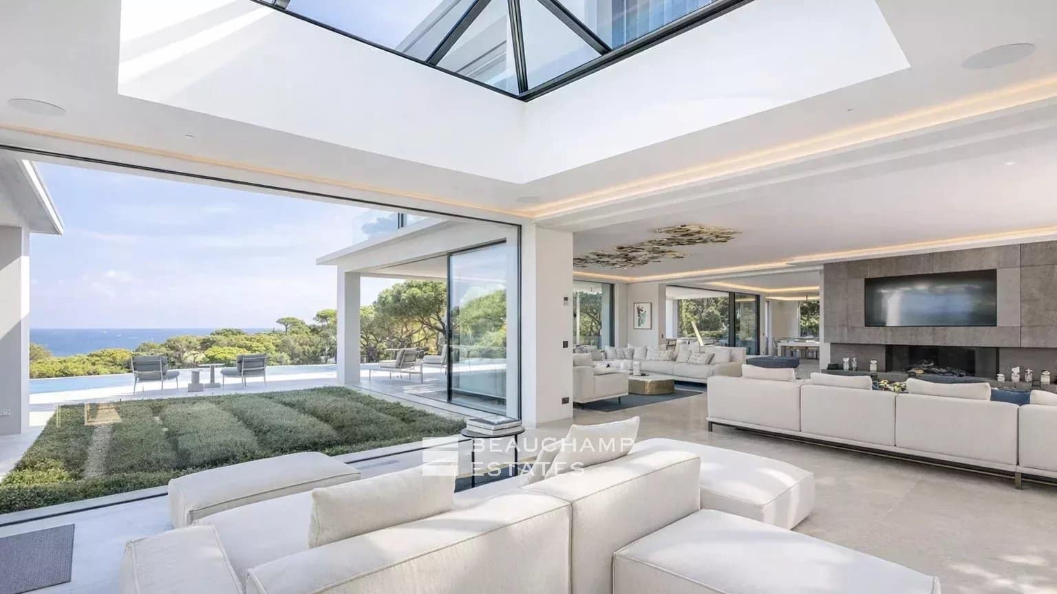 Exceptional contemporary property in the heart of a private domain Exceptional contemporary property in the heart of a private domain