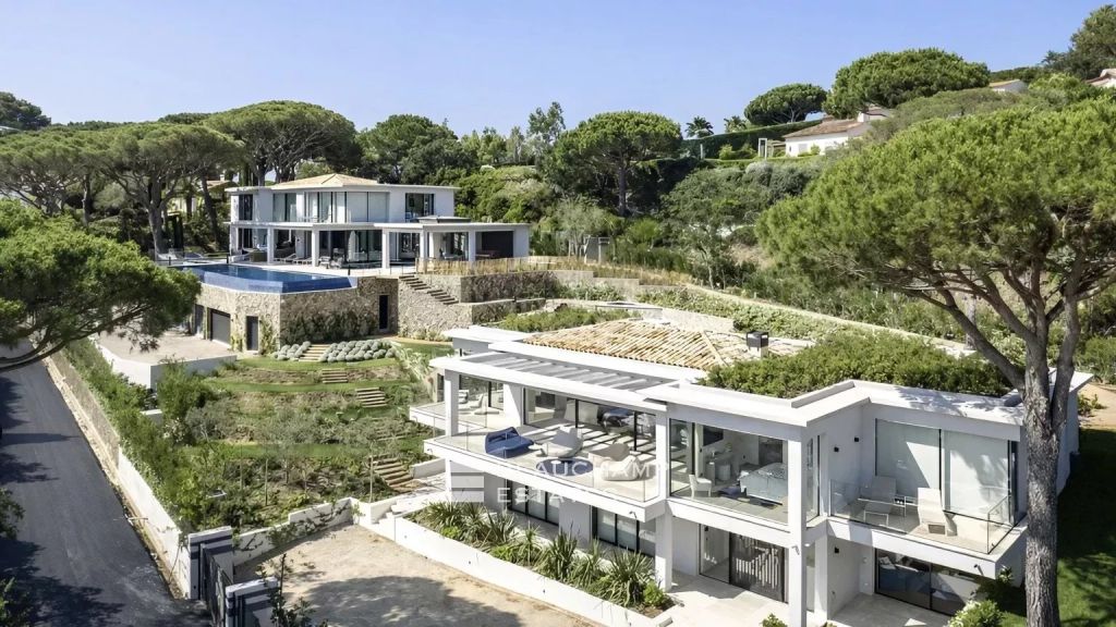 Exceptional contemporary property in the heart of a private domain