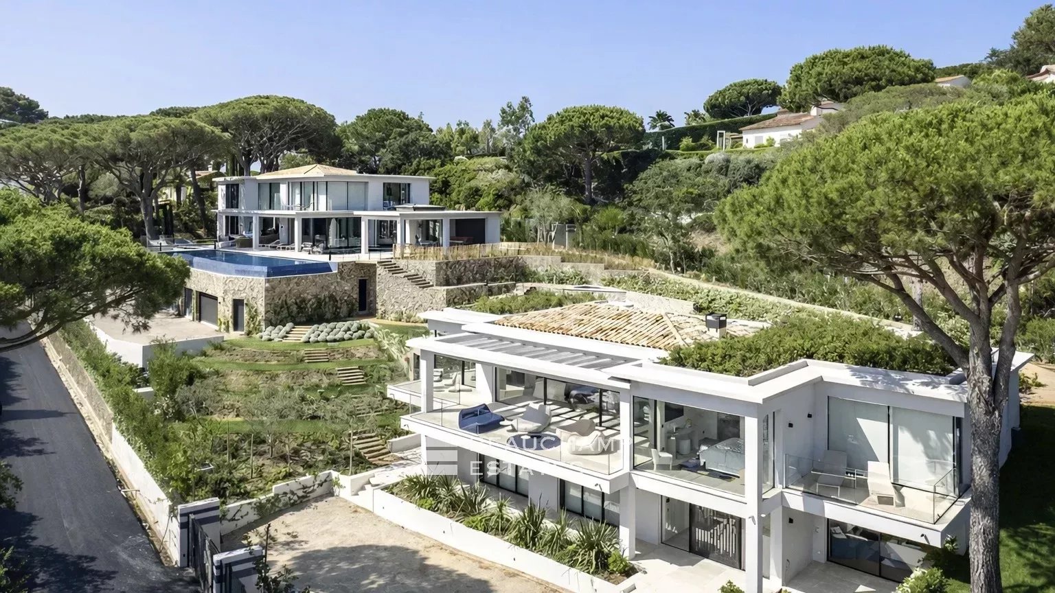 Exceptional contemporary property in the heart of a private domain Exceptional contemporary property in the heart of a private domain