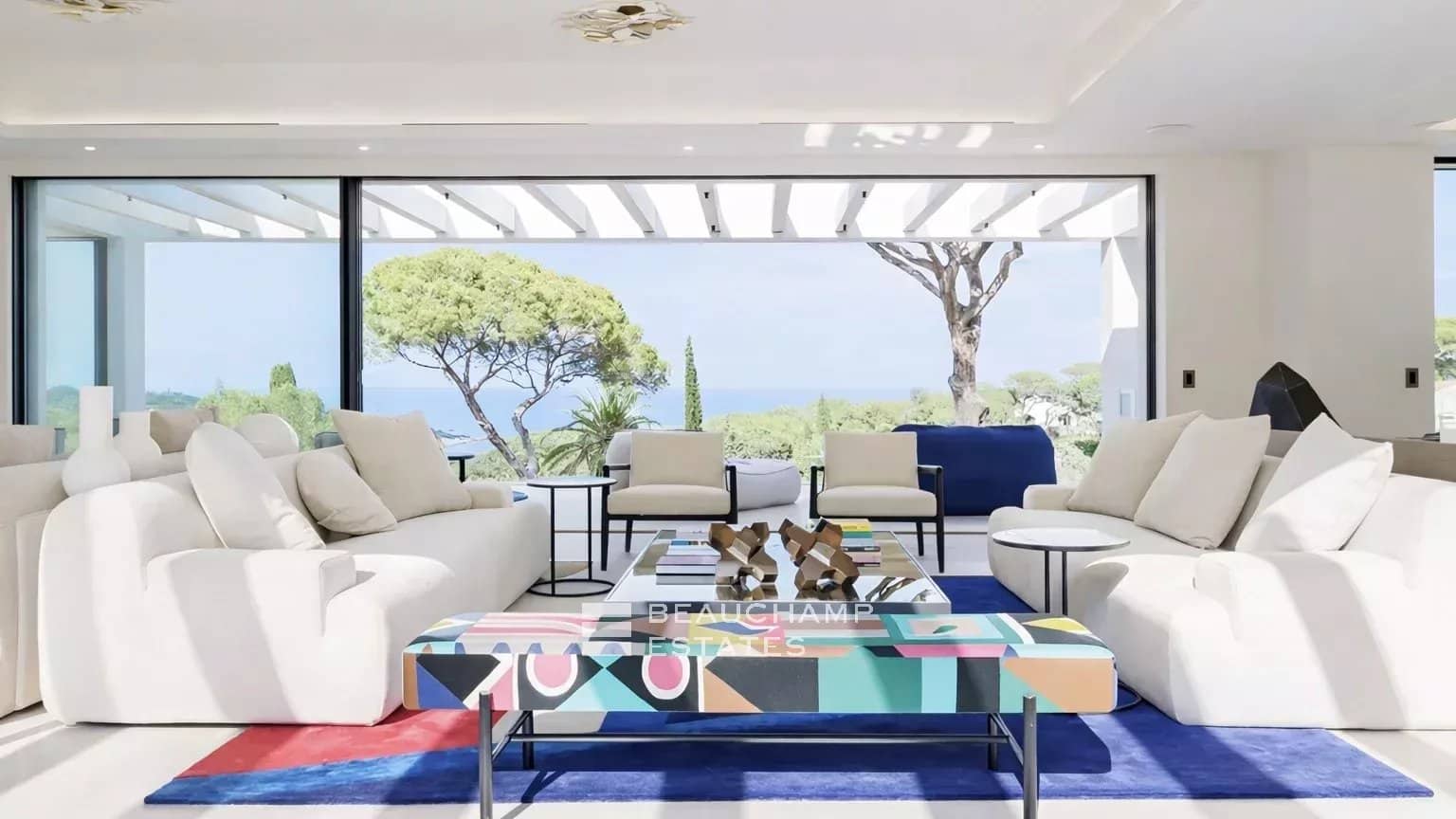 Exceptional contemporary property in the heart of a private domain Exceptional contemporary property in the heart of a private domain