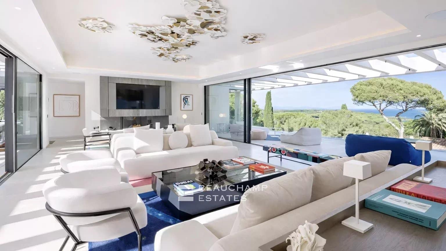 Exceptional contemporary property in the heart of a private domain Exceptional contemporary property in the heart of a private domain