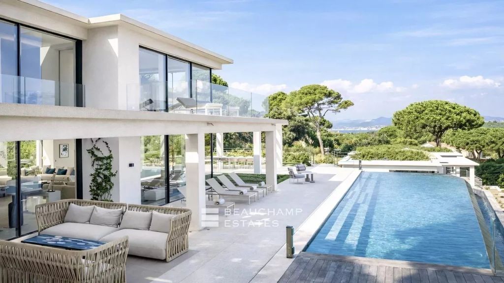 Exceptional contemporary property in the heart of a private domain