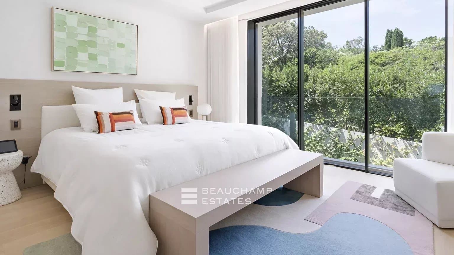 Exceptional contemporary property in the heart of a private domain Exceptional contemporary property in the heart of a private domain