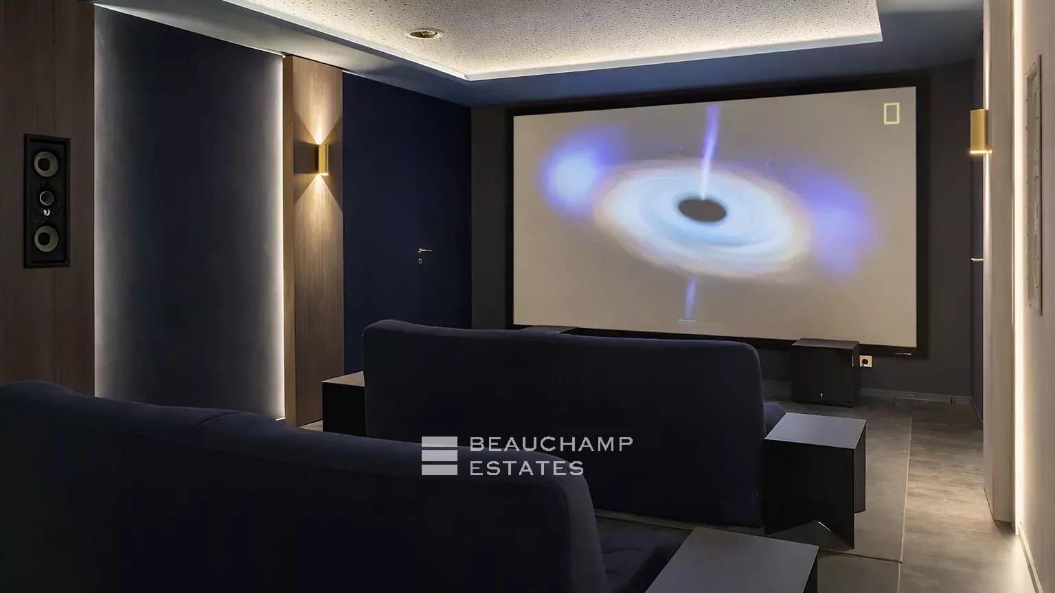 Exceptional contemporary property in the heart of a private domain Exceptional contemporary property in the heart of a private domain