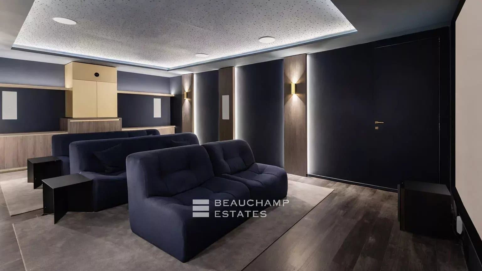 Exceptional contemporary property in the heart of a private domain Exceptional contemporary property in the heart of a private domain