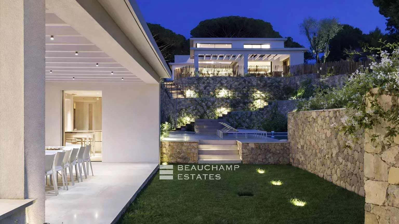 Exceptional contemporary property in the heart of a private domain Exceptional contemporary property in the heart of a private domain