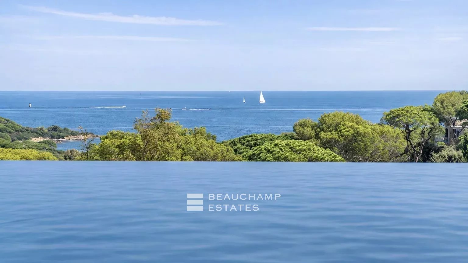 Exceptional contemporary property in the heart of a private domain Exceptional contemporary property in the heart of a private domain