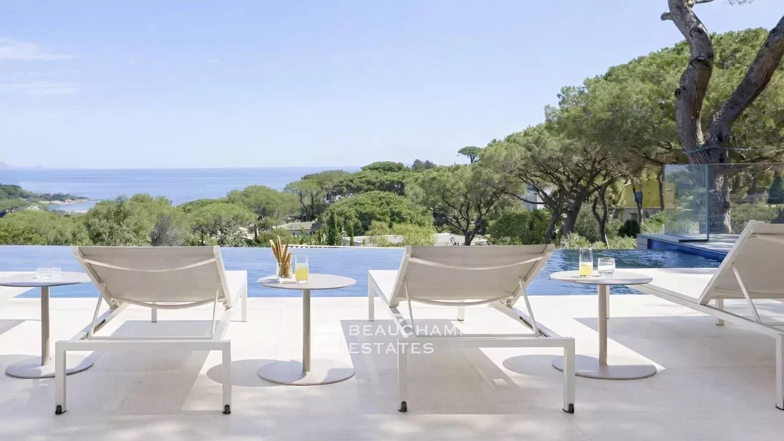 Exceptional contemporary property in the heart of a private domain Exceptional contemporary property in the heart of a private domain