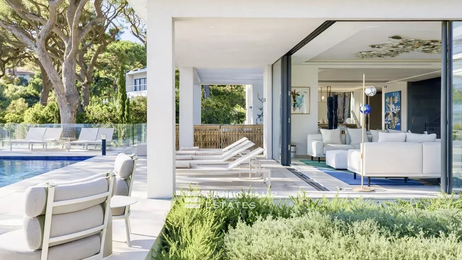 Exceptional contemporary property in the heart of a private domain Exceptional contemporary property in the heart of a private domain