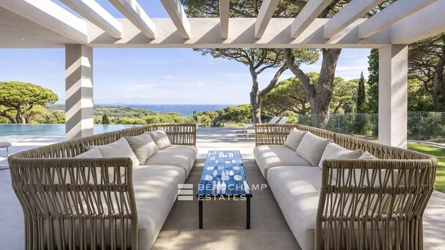 Exceptional contemporary property in the heart of a private domain Exceptional contemporary property in the heart of a private domain