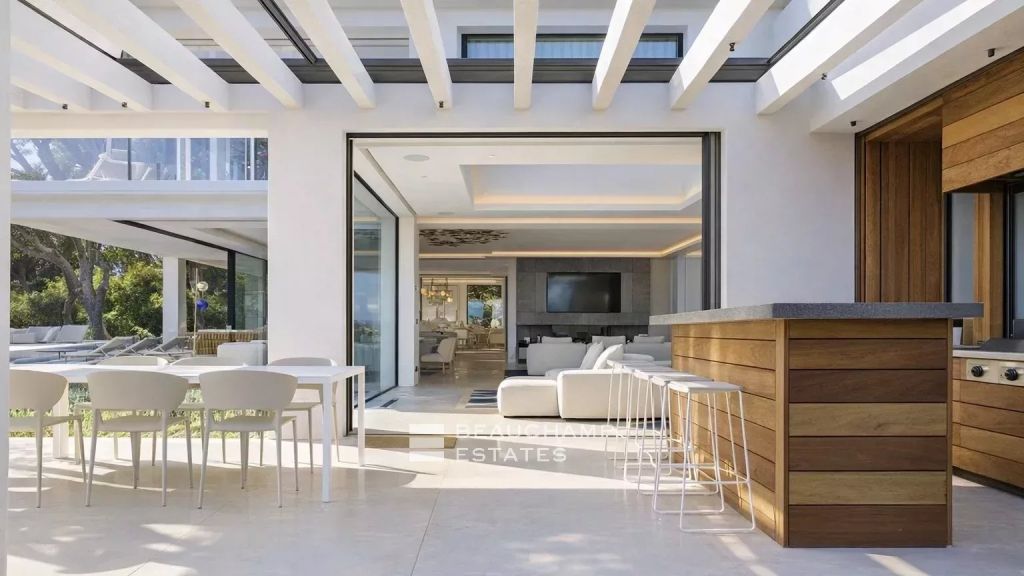 Exceptional contemporary property in the heart of a private domain