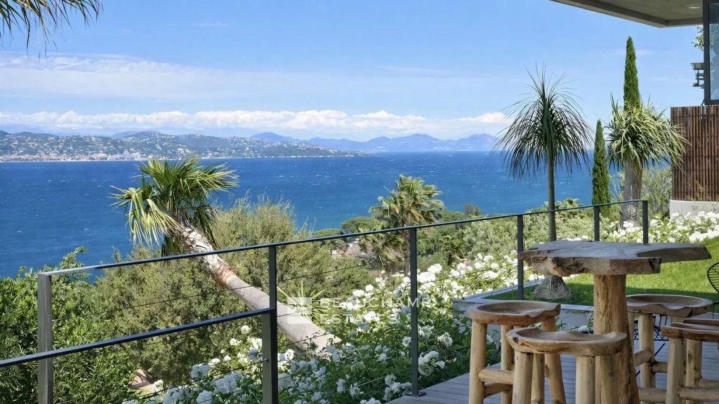 Exceptional contemporary villa set within a secure domain, enjoying panoramic views over the Saint-Tropez Bay.