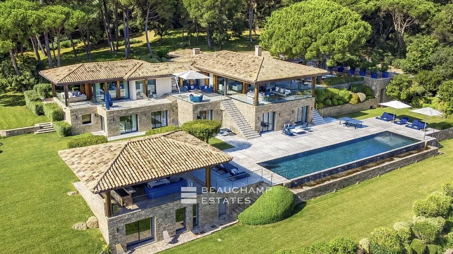 Exceptional luxury villa close to the beaches of Tahiti and Saint-Tropez Exceptional luxury villa close to the beaches of Tahiti and Saint-Tropez