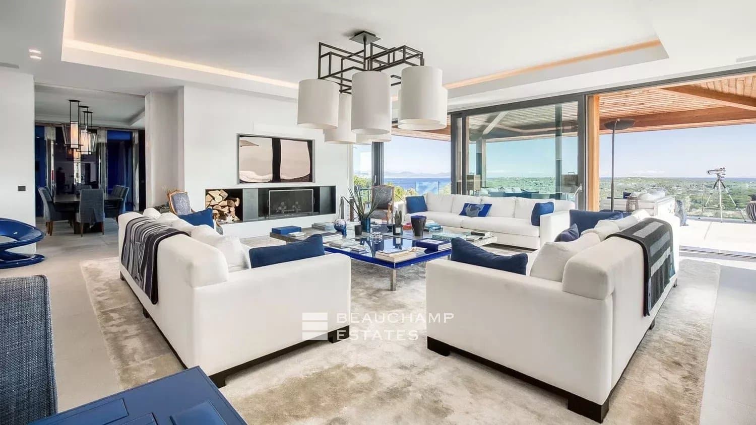 Exceptional luxury villa close to the beaches of Tahiti and Saint-Tropez Exceptional luxury villa close to the beaches of Tahiti and Saint-Tropez