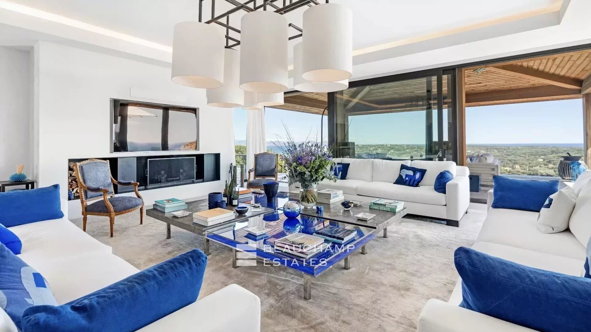 Exceptional luxury villa close to the beaches of Tahiti and Saint-Tropez Exceptional luxury villa close to the beaches of Tahiti and Saint-Tropez