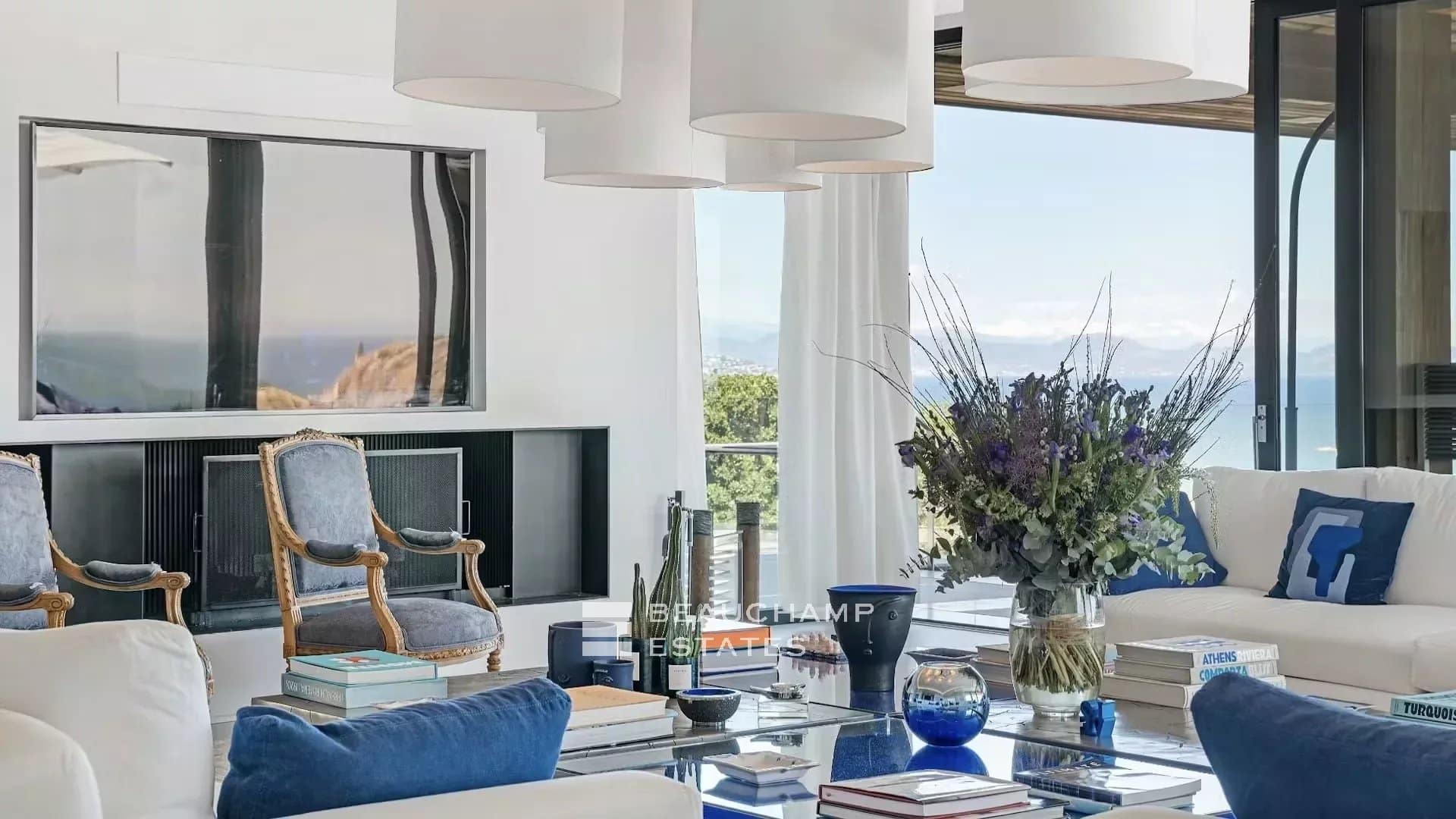 Exceptional luxury villa close to the beaches of Tahiti and Saint-Tropez Exceptional luxury villa close to the beaches of Tahiti and Saint-Tropez