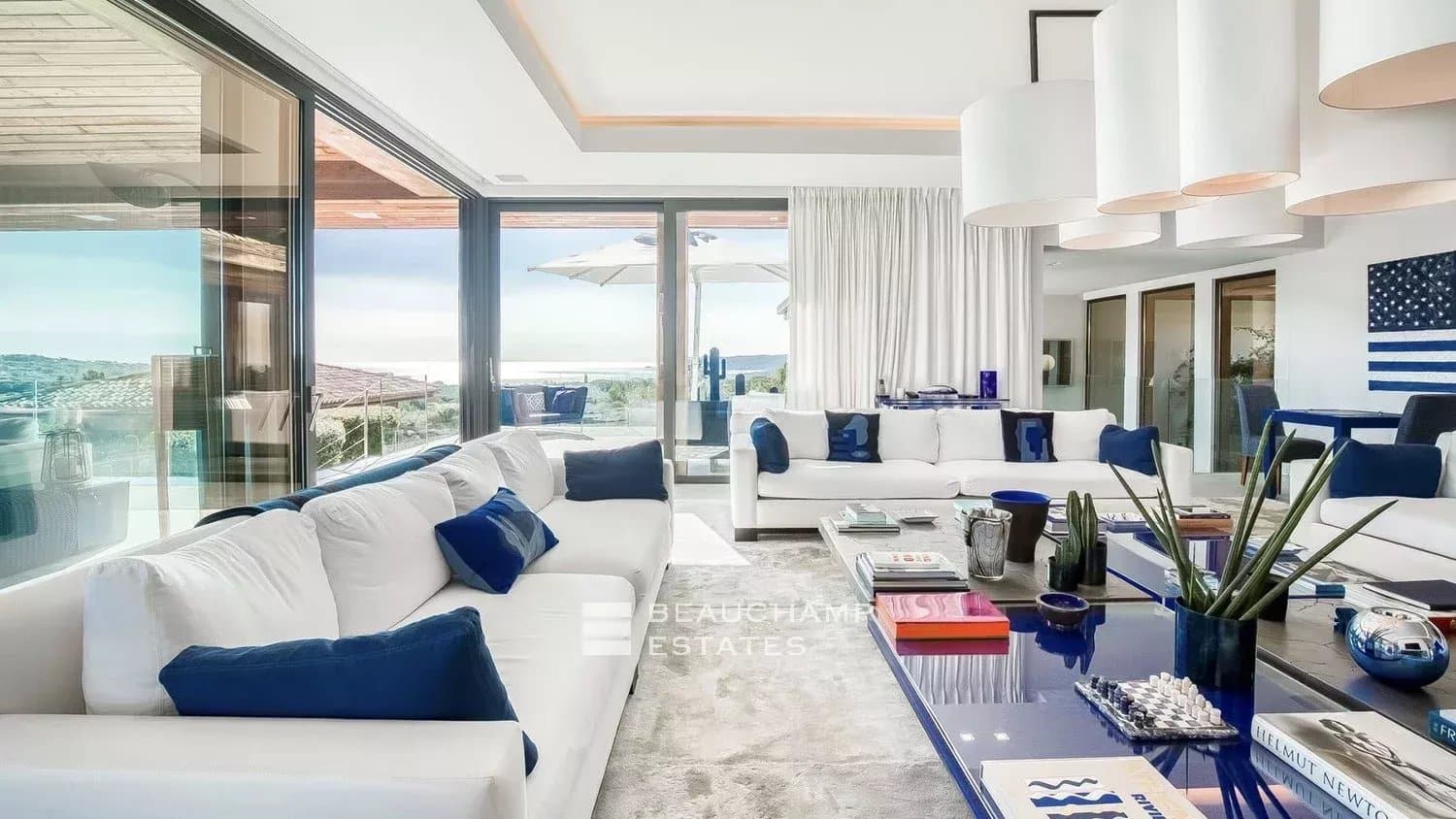 Exceptional luxury villa close to the beaches of Tahiti and Saint-Tropez Exceptional luxury villa close to the beaches of Tahiti and Saint-Tropez