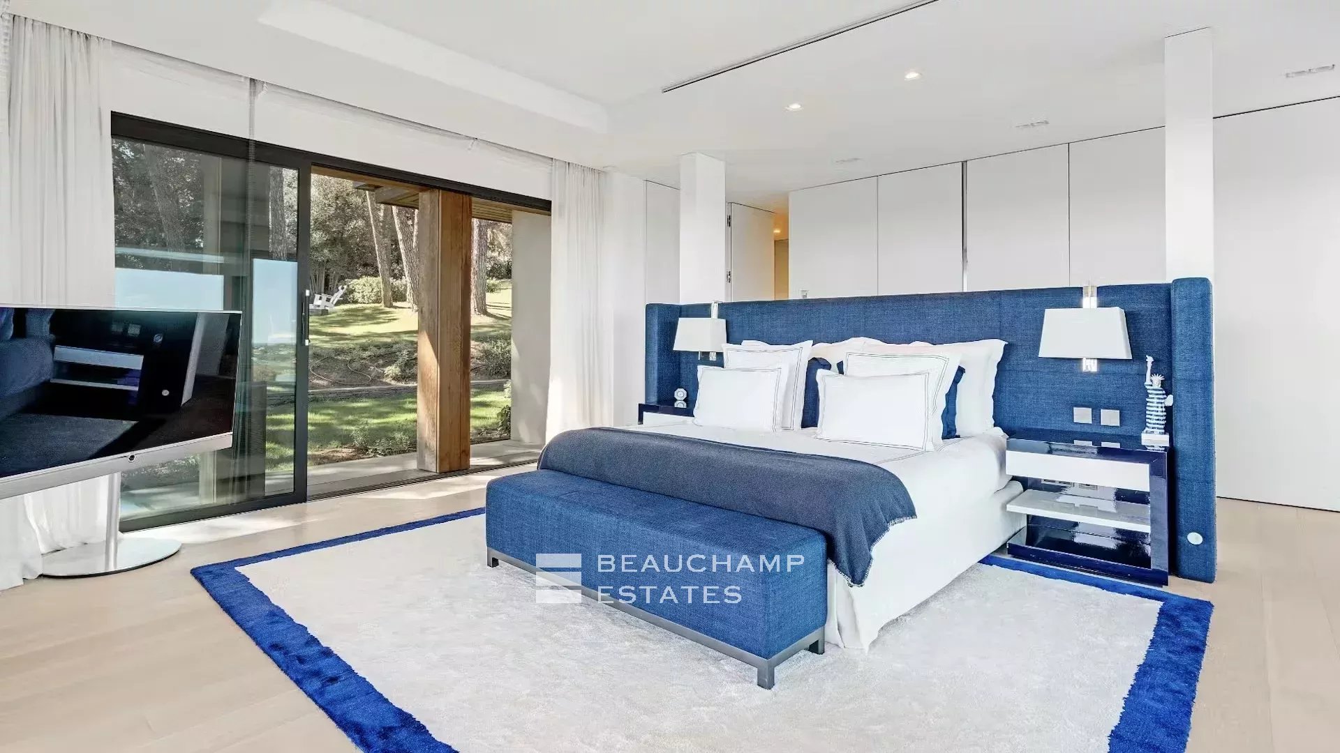 Exceptional luxury villa close to the beaches of Tahiti and Saint-Tropez Exceptional luxury villa close to the beaches of Tahiti and Saint-Tropez