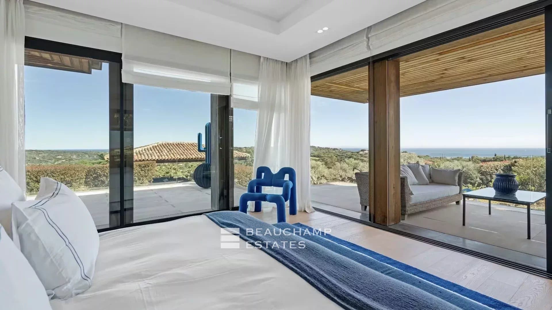 Exceptional luxury villa close to the beaches of Tahiti and Saint-Tropez Exceptional luxury villa close to the beaches of Tahiti and Saint-Tropez