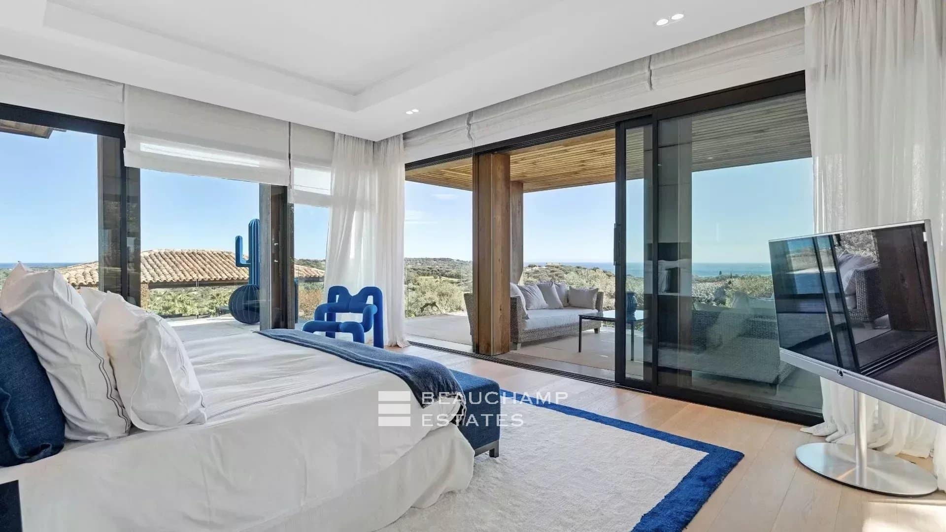 Exceptional luxury villa close to the beaches of Tahiti and Saint-Tropez Exceptional luxury villa close to the beaches of Tahiti and Saint-Tropez