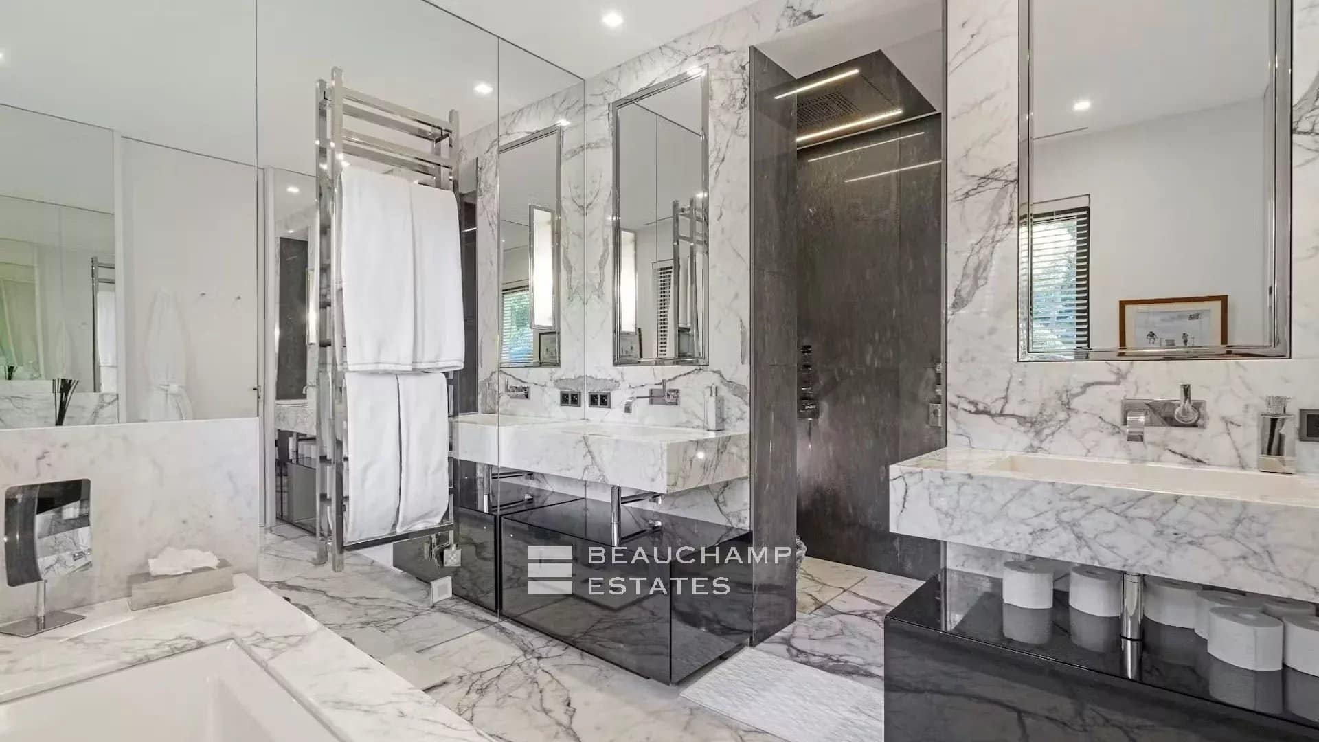 Exceptional luxury villa close to the beaches of Tahiti and Saint-Tropez Exceptional luxury villa close to the beaches of Tahiti and Saint-Tropez