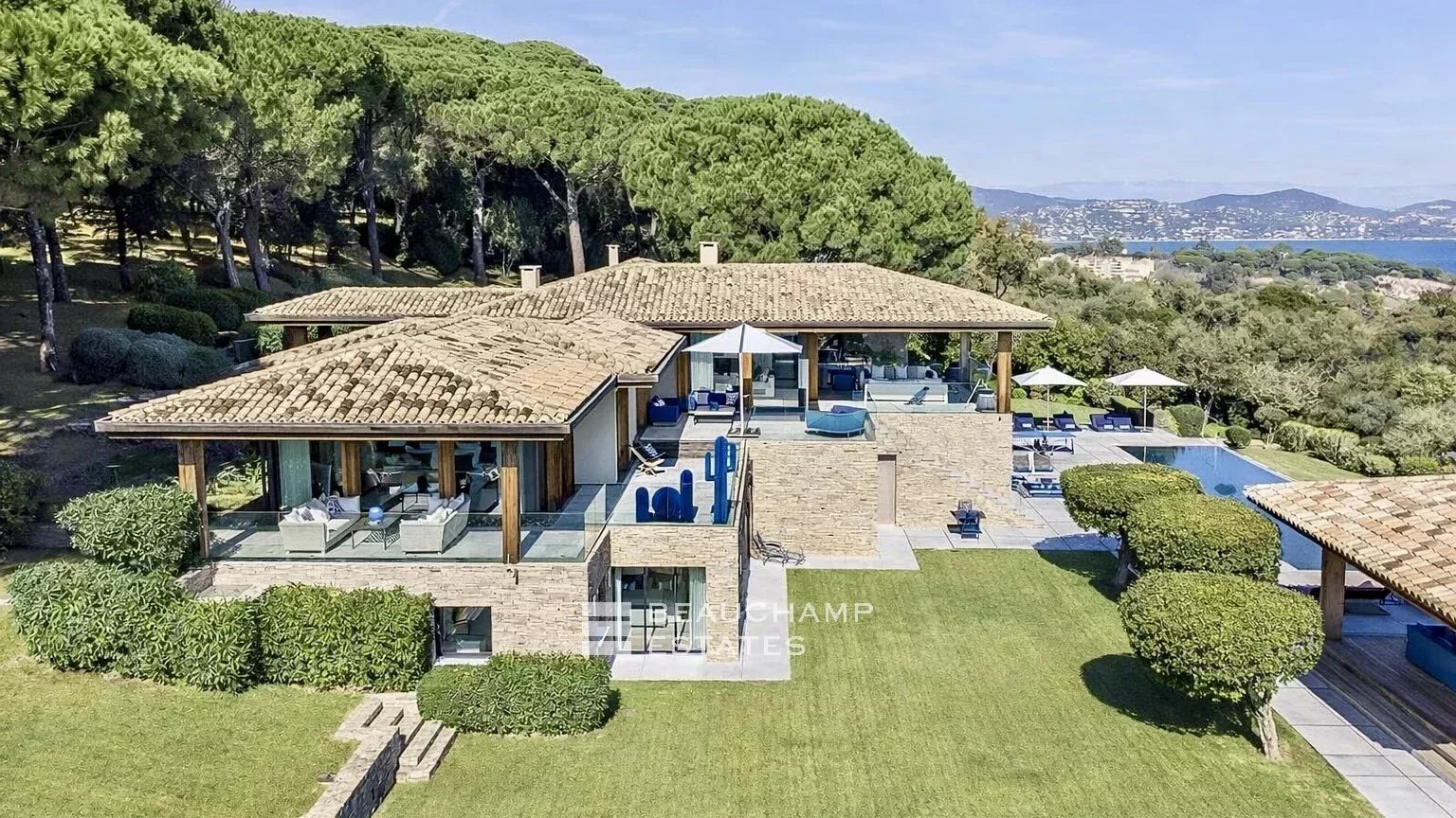 Exceptional luxury villa close to the beaches of Tahiti and Saint-Tropez Exceptional luxury villa close to the beaches of Tahiti and Saint-Tropez