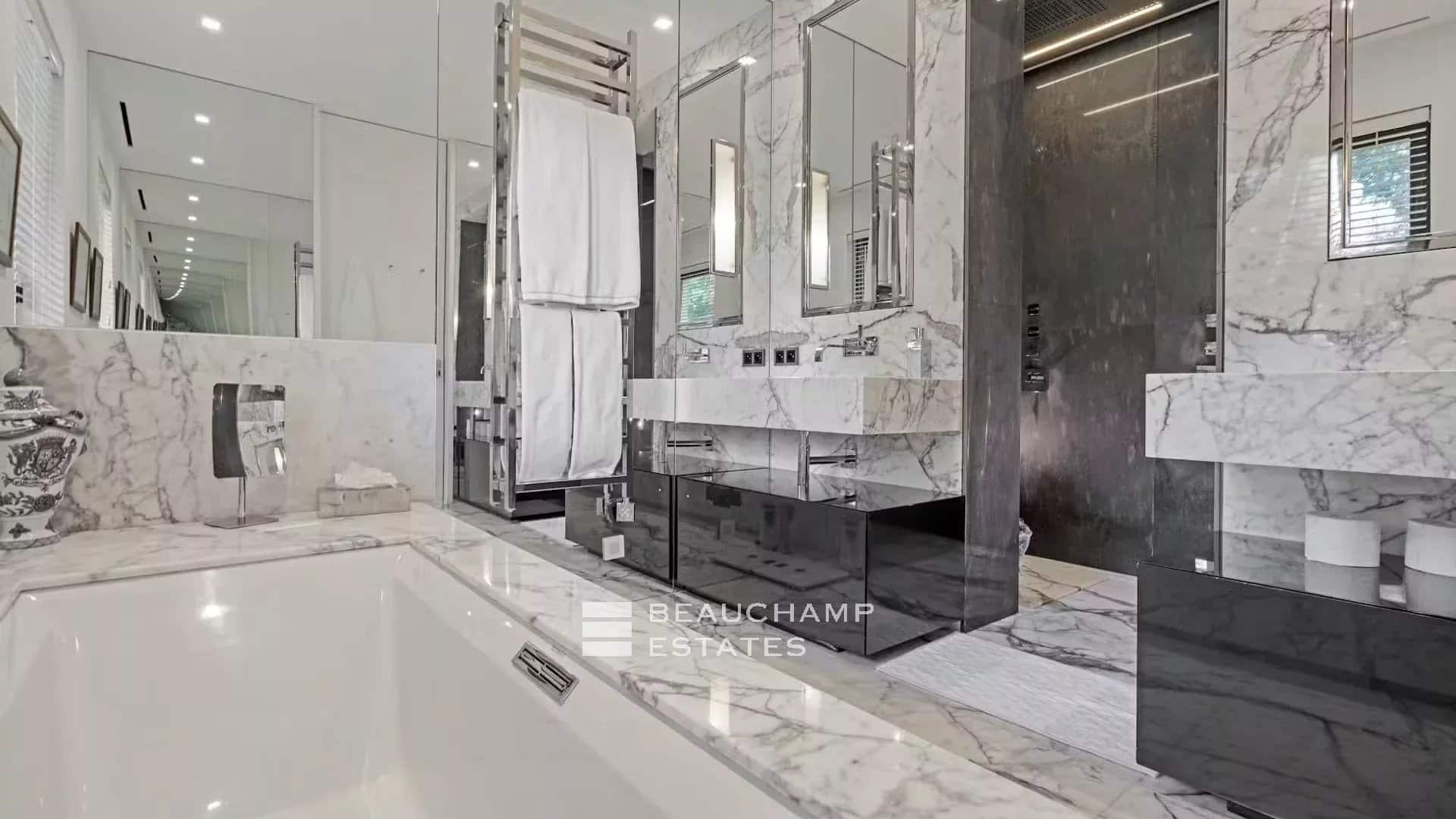 Exceptional luxury villa close to the beaches of Tahiti and Saint-Tropez Exceptional luxury villa close to the beaches of Tahiti and Saint-Tropez