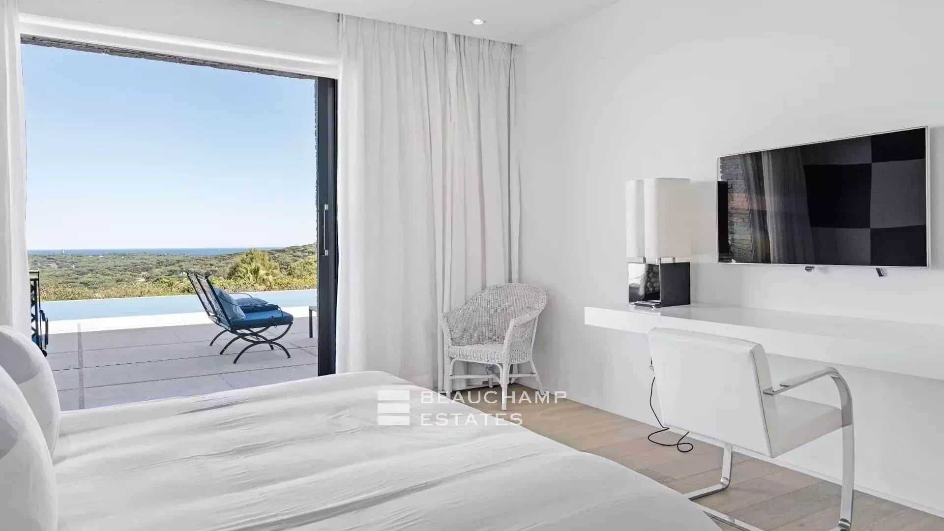 Exceptional luxury villa close to the beaches of Tahiti and Saint-Tropez Exceptional luxury villa close to the beaches of Tahiti and Saint-Tropez