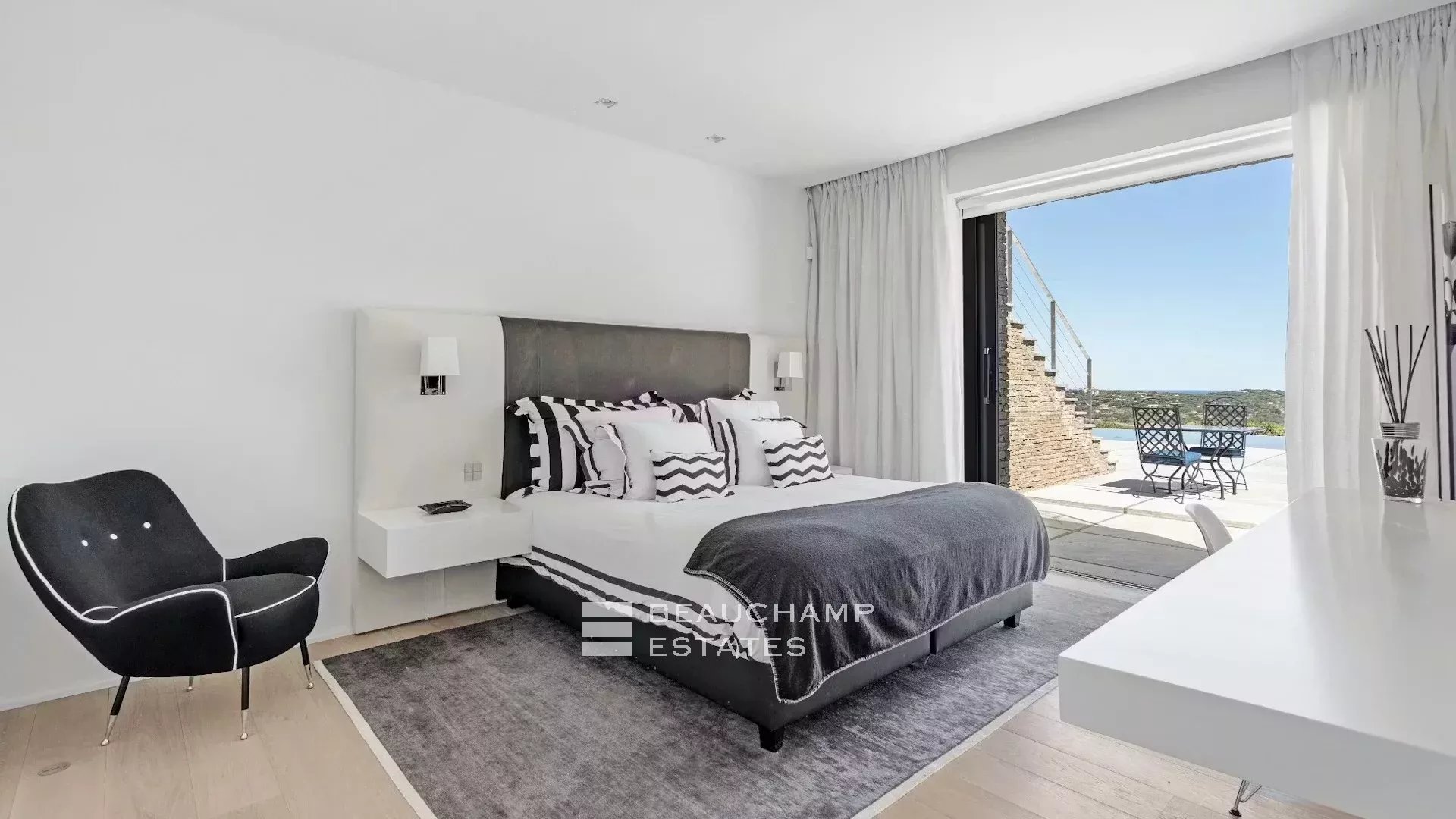 Exceptional luxury villa close to the beaches of Tahiti and Saint-Tropez Exceptional luxury villa close to the beaches of Tahiti and Saint-Tropez