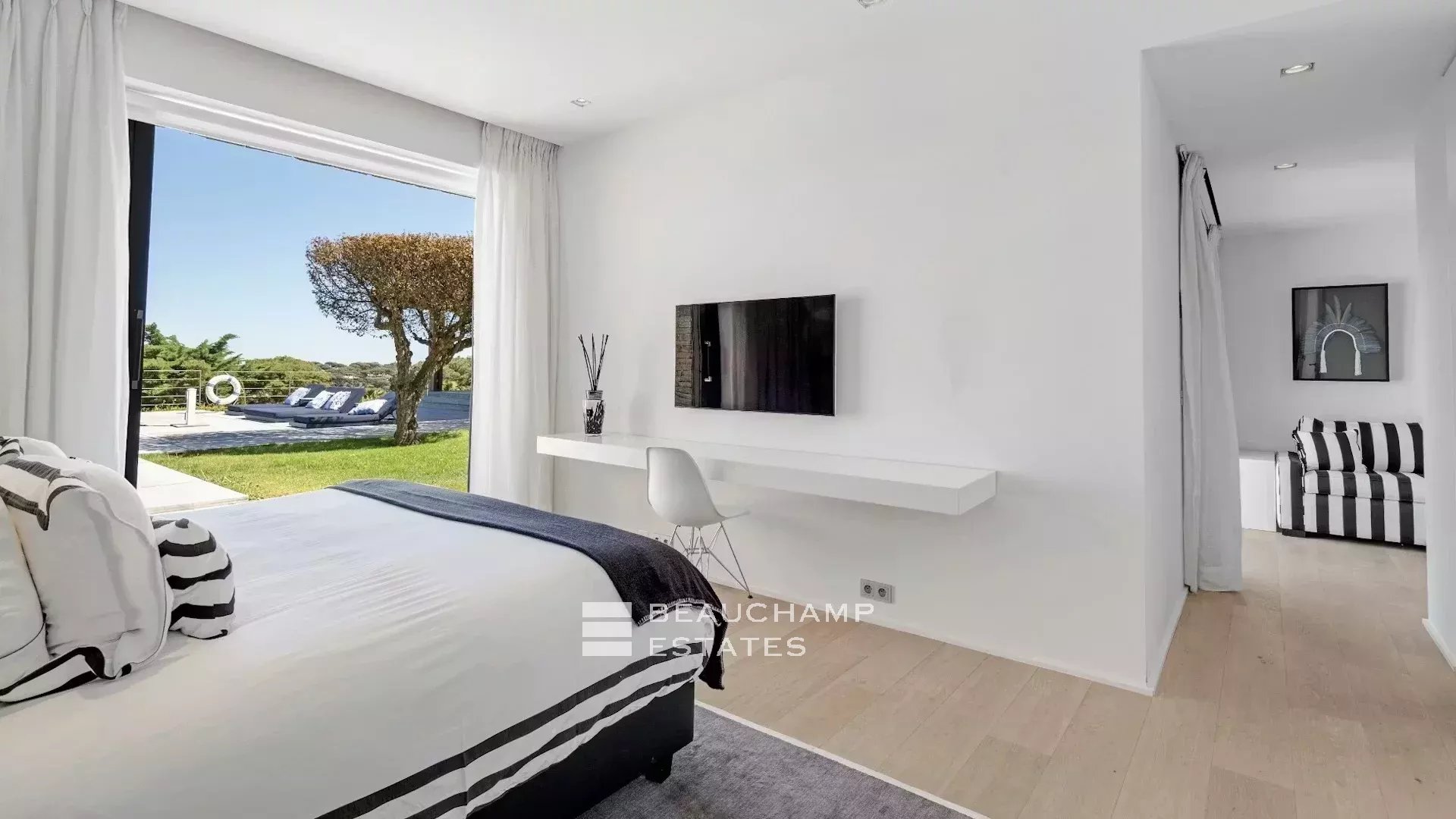 Exceptional luxury villa close to the beaches of Tahiti and Saint-Tropez Exceptional luxury villa close to the beaches of Tahiti and Saint-Tropez