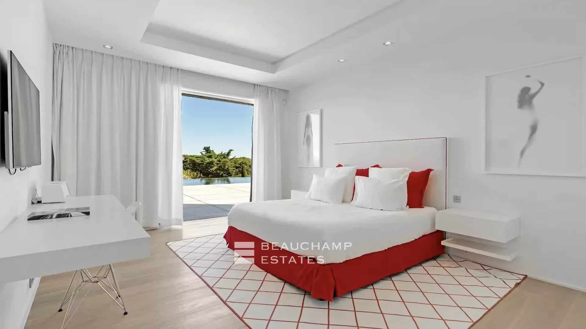 Exceptional luxury villa close to the beaches of Tahiti and Saint-Tropez Exceptional luxury villa close to the beaches of Tahiti and Saint-Tropez