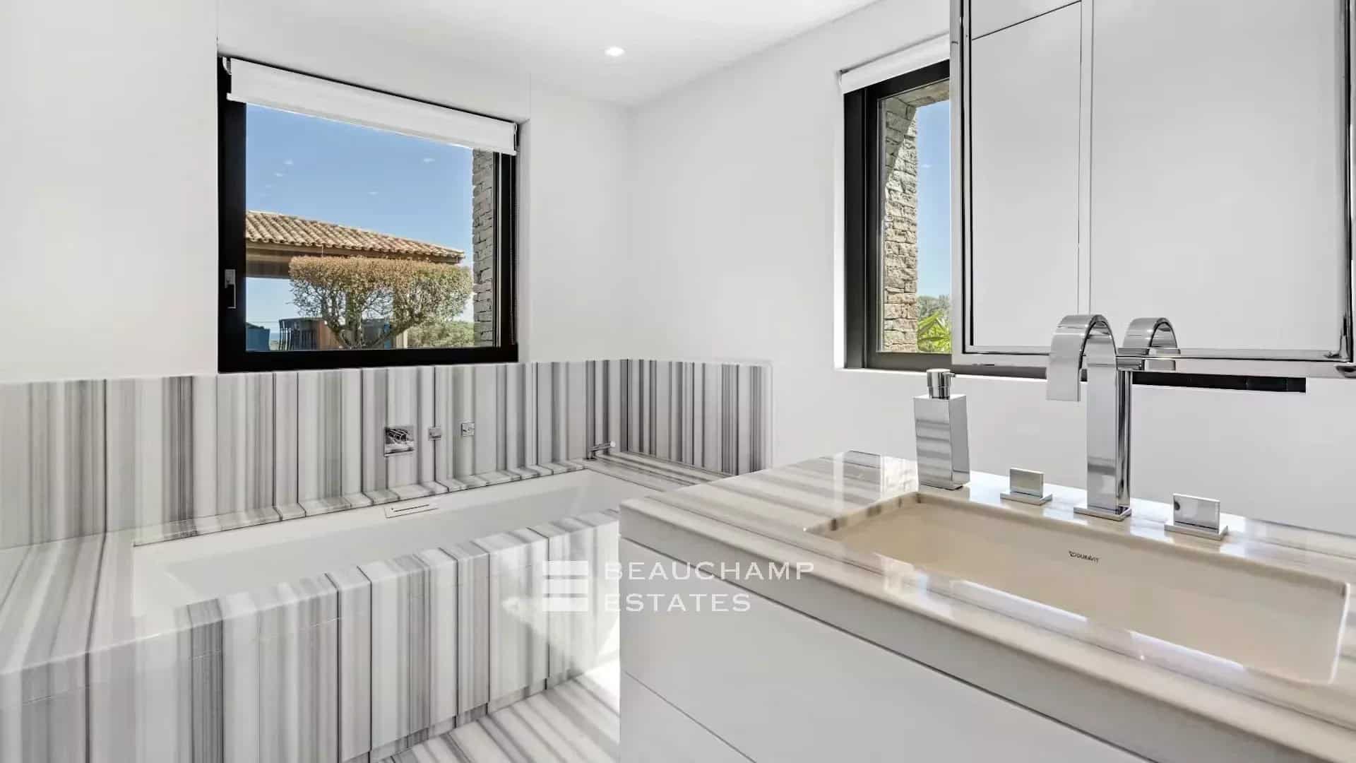 Exceptional luxury villa close to the beaches of Tahiti and Saint-Tropez Exceptional luxury villa close to the beaches of Tahiti and Saint-Tropez