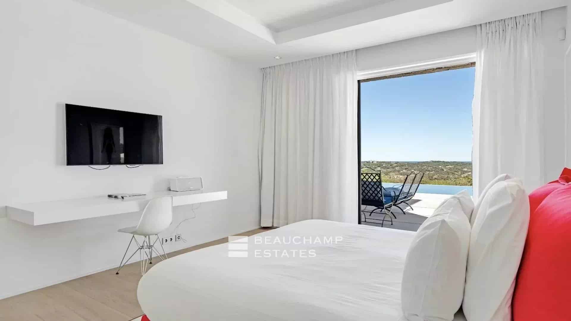 Exceptional luxury villa close to the beaches of Tahiti and Saint-Tropez Exceptional luxury villa close to the beaches of Tahiti and Saint-Tropez