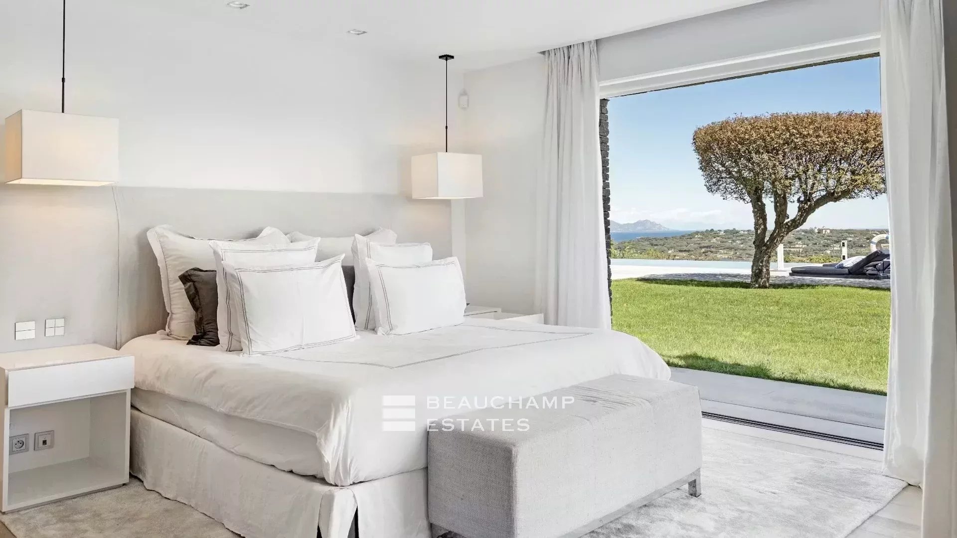 Exceptional luxury villa close to the beaches of Tahiti and Saint-Tropez Exceptional luxury villa close to the beaches of Tahiti and Saint-Tropez