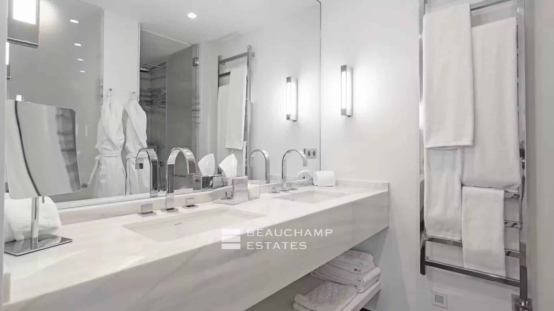 Exceptional luxury villa close to the beaches of Tahiti and Saint-Tropez Exceptional luxury villa close to the beaches of Tahiti and Saint-Tropez