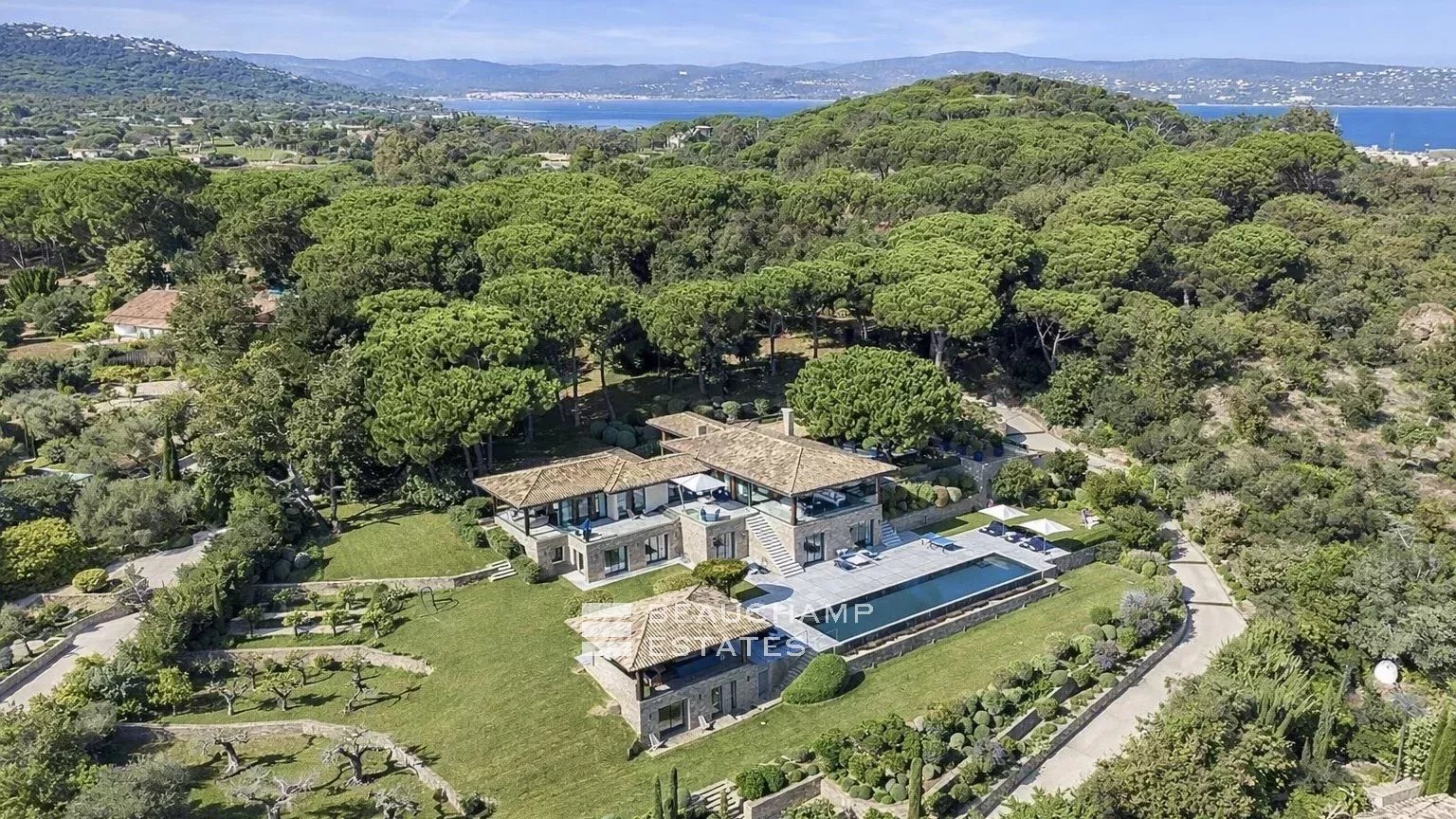 Exceptional luxury villa close to the beaches of Tahiti and Saint-Tropez Exceptional luxury villa close to the beaches of Tahiti and Saint-Tropez