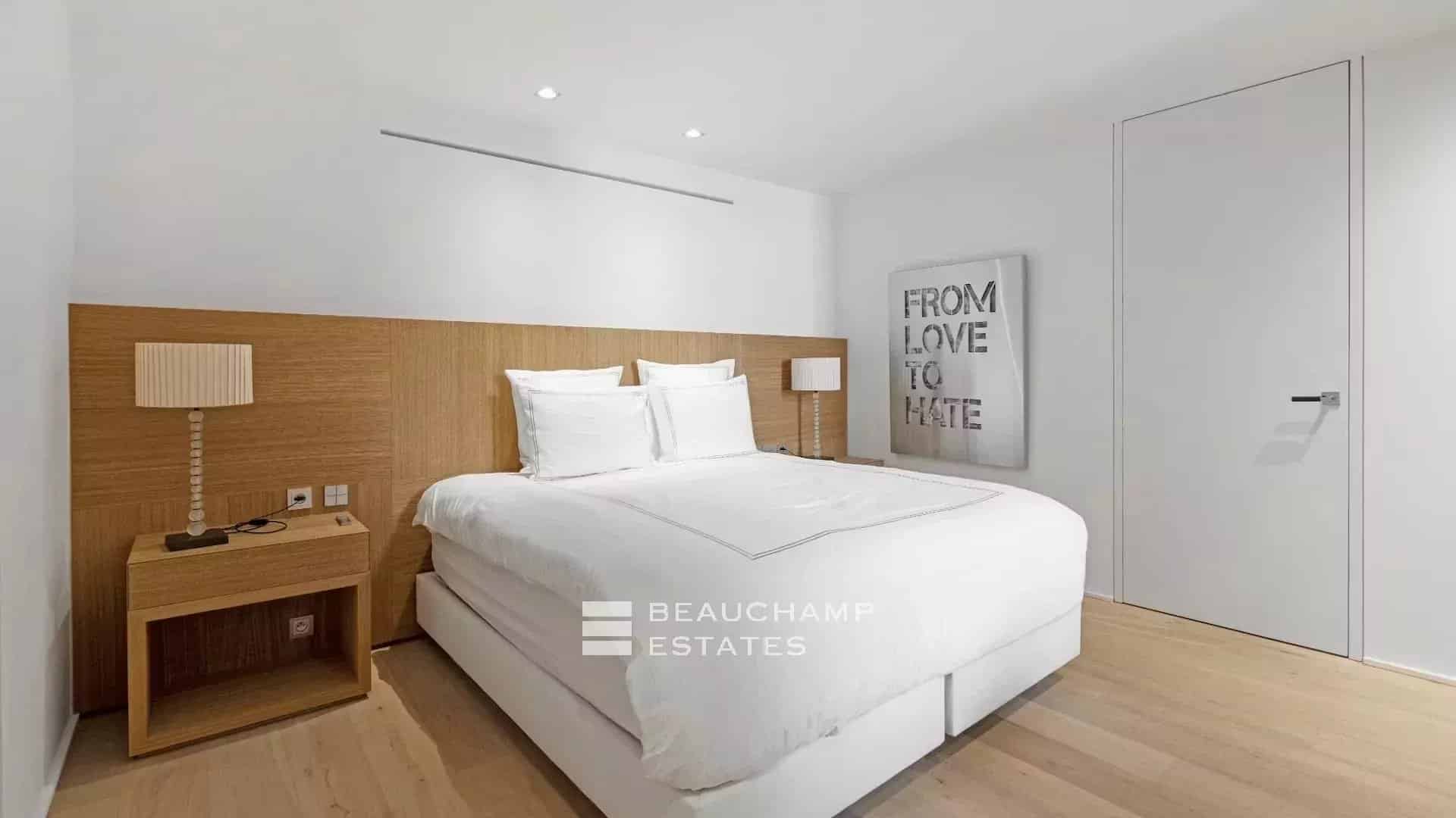 Exceptional luxury villa close to the beaches of Tahiti and Saint-Tropez Exceptional luxury villa close to the beaches of Tahiti and Saint-Tropez