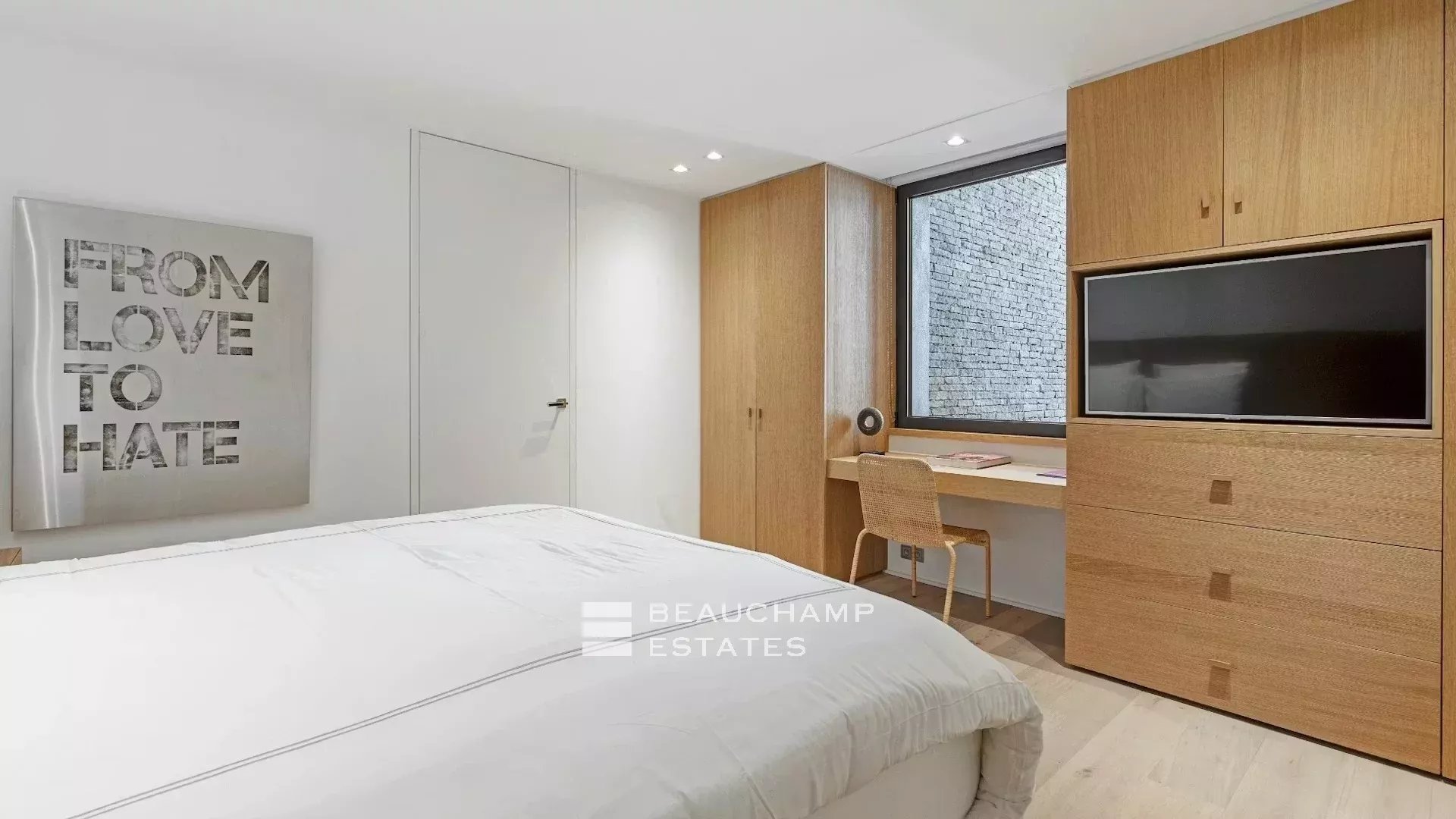 Exceptional luxury villa close to the beaches of Tahiti and Saint-Tropez Exceptional luxury villa close to the beaches of Tahiti and Saint-Tropez