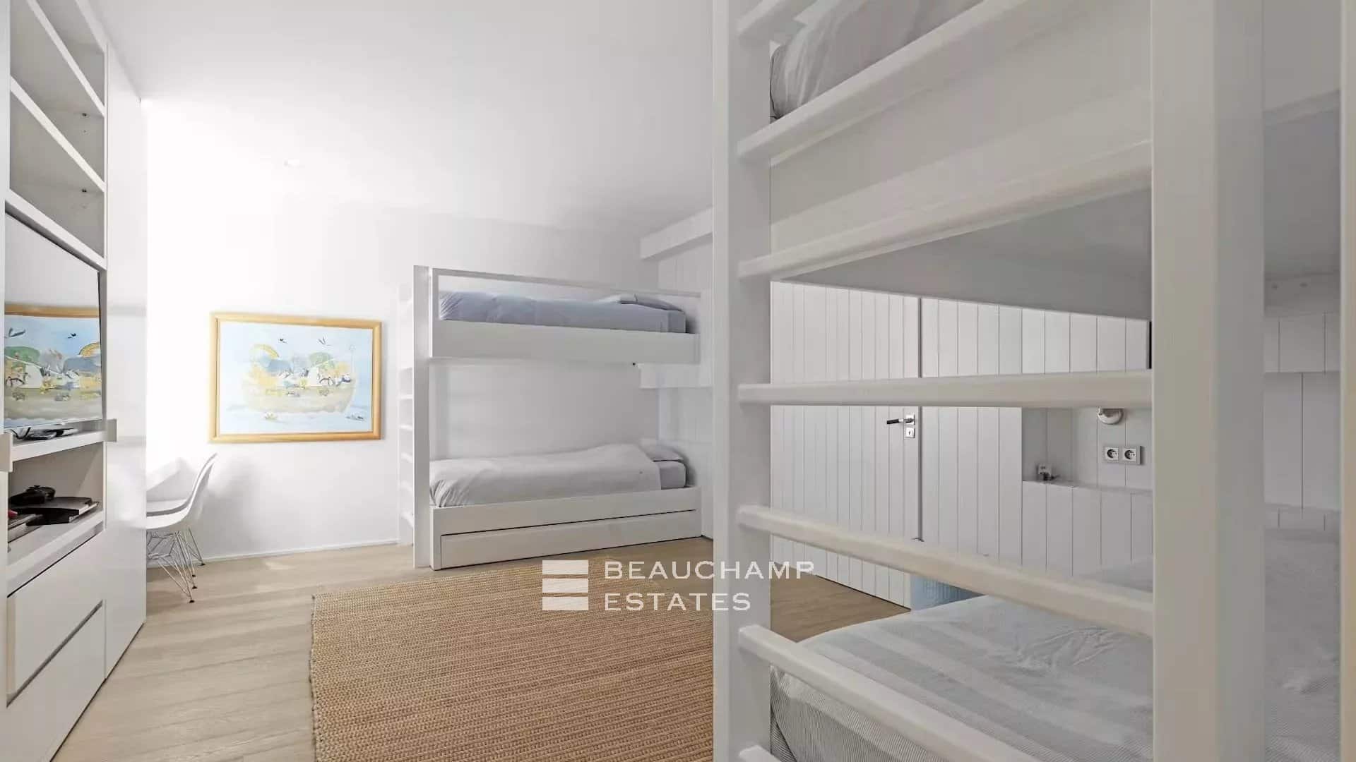 Exceptional luxury villa close to the beaches of Tahiti and Saint-Tropez Exceptional luxury villa close to the beaches of Tahiti and Saint-Tropez