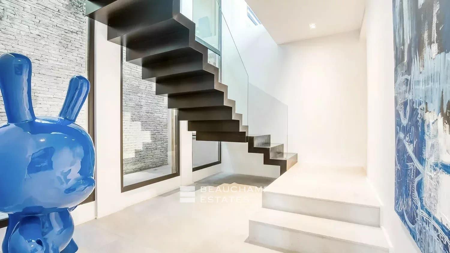 Exceptional luxury villa close to the beaches of Tahiti and Saint-Tropez Exceptional luxury villa close to the beaches of Tahiti and Saint-Tropez