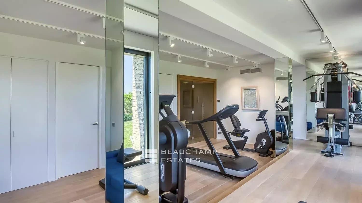 Exceptional luxury villa close to the beaches of Tahiti and Saint-Tropez Exceptional luxury villa close to the beaches of Tahiti and Saint-Tropez