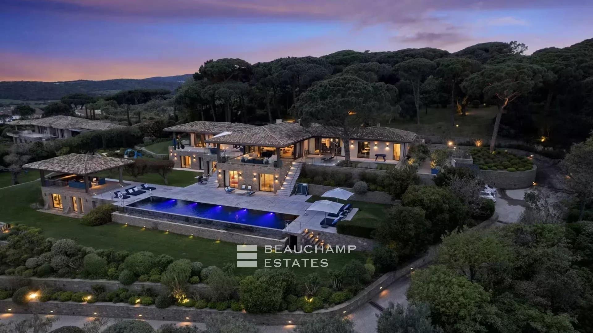 Exceptional luxury villa close to the beaches of Tahiti and Saint-Tropez Exceptional luxury villa close to the beaches of Tahiti and Saint-Tropez