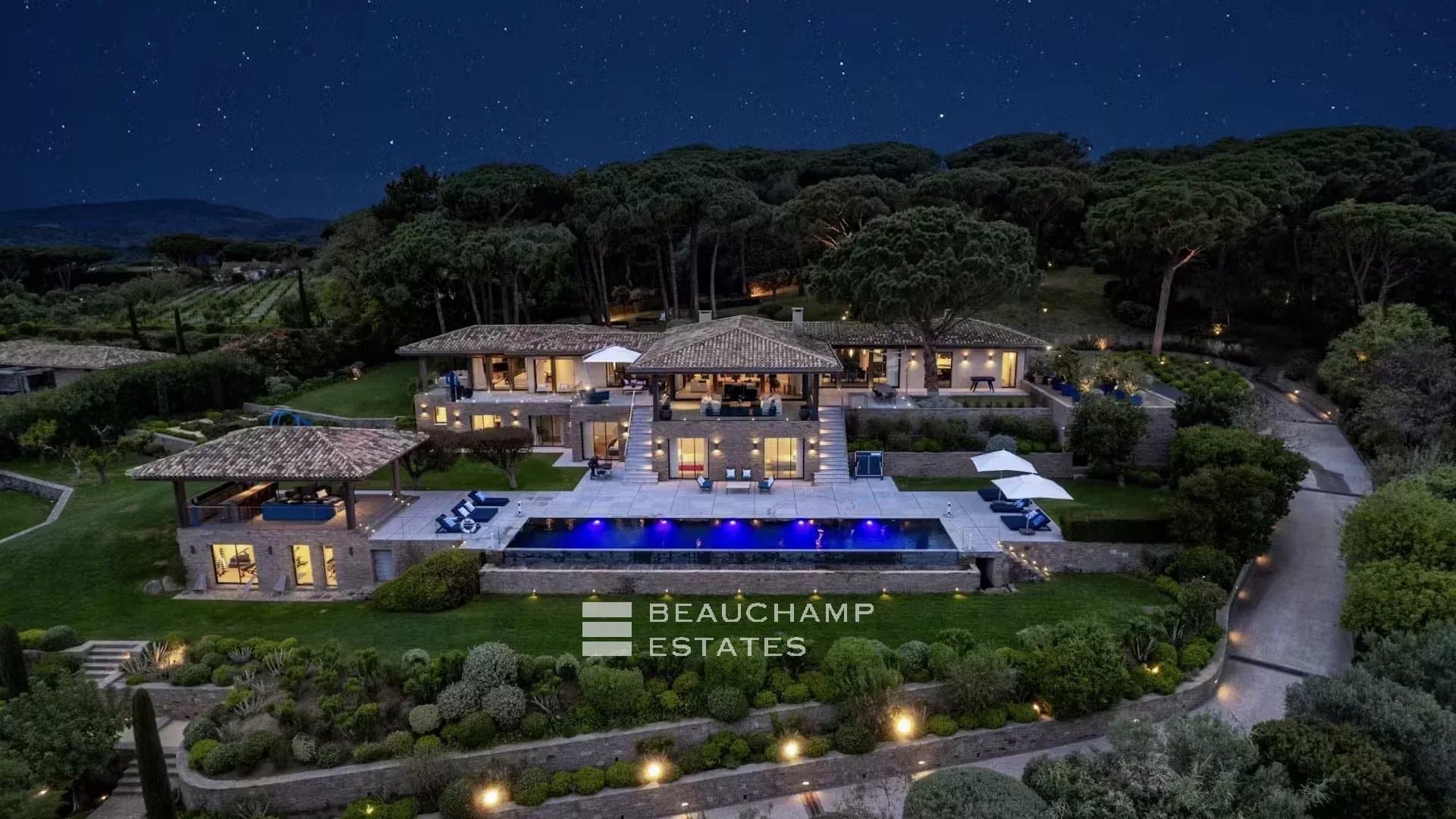 Exceptional luxury villa close to the beaches of Tahiti and Saint-Tropez Exceptional luxury villa close to the beaches of Tahiti and Saint-Tropez